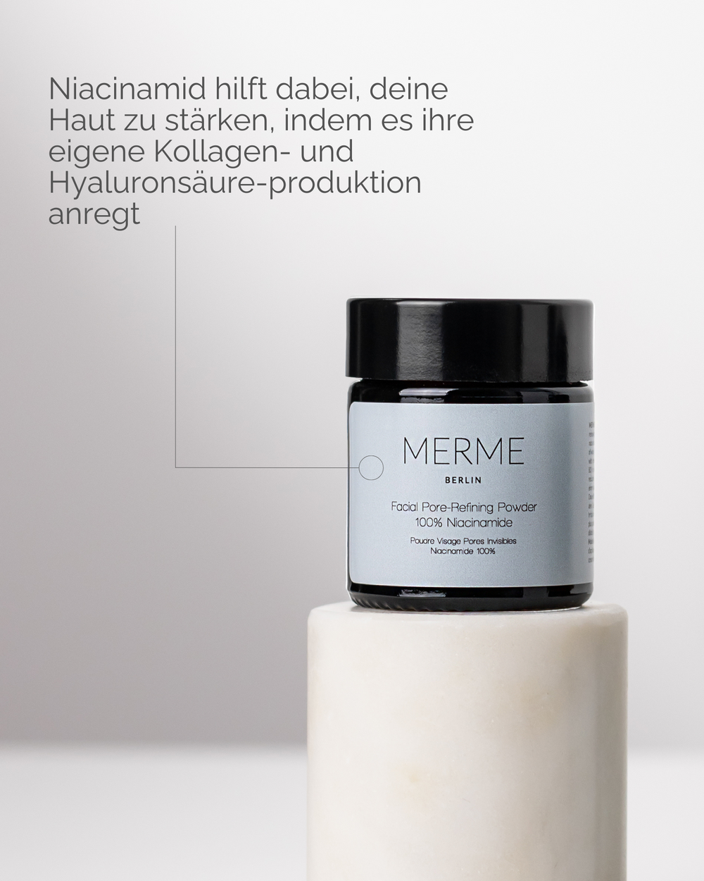 Ein Tiegel mit der Aufschrift „AM/PM Sparset“ von MERME Berlin steht auf einem weißen, zylindrischen Ständer. Der deutsche Text oben erklärt, wie Niacinamid, ein wichtiger Inhaltsstoff in Hautpflegeprodukten, die Kollagen- und Hyaluronsäureproduktion in der Haut unterstützt.