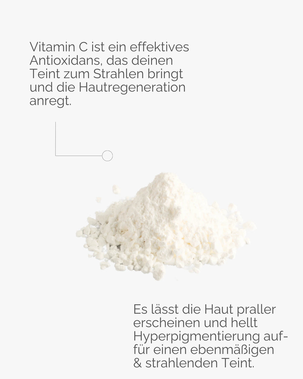 Auf hellem Hintergrund liegt ein weißes Pulver. Daneben steht Text zum AM/PM Sparset von MERME Berlin mit Vitamin C, das als Antioxidans die Hautregeneration, Strahlkraft und einen ebenmäßigen Teint fördert sowie Hyperpigmentierung aufhellt.