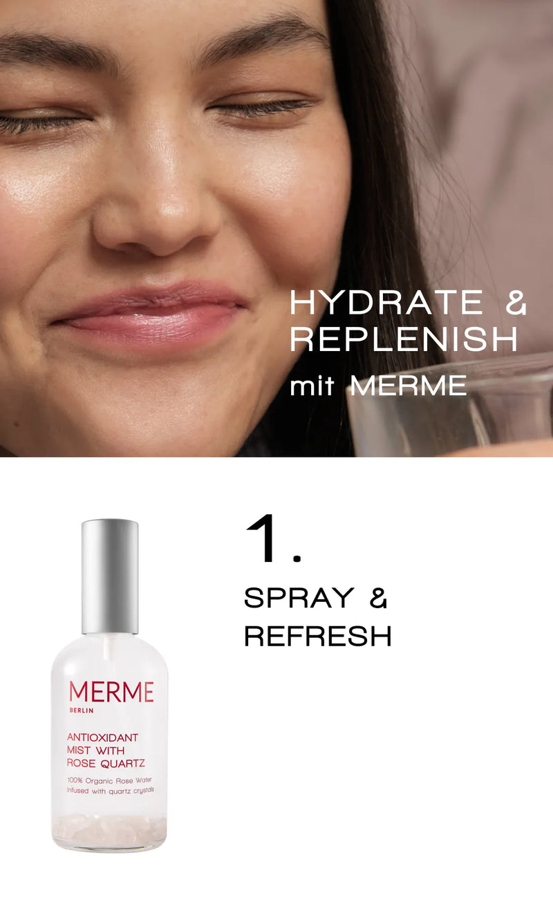 Eine Frau mit reiner Haut lächelt, während sie ihr Gesicht besprüht. Der Text lautet: „Hydrate & Replenish mit MERME.“ Darunter befindet sich ein MERME Antioxidant Mist mit Rosenquarzflasche und dem Text: „1. Spray & Refresh.“.