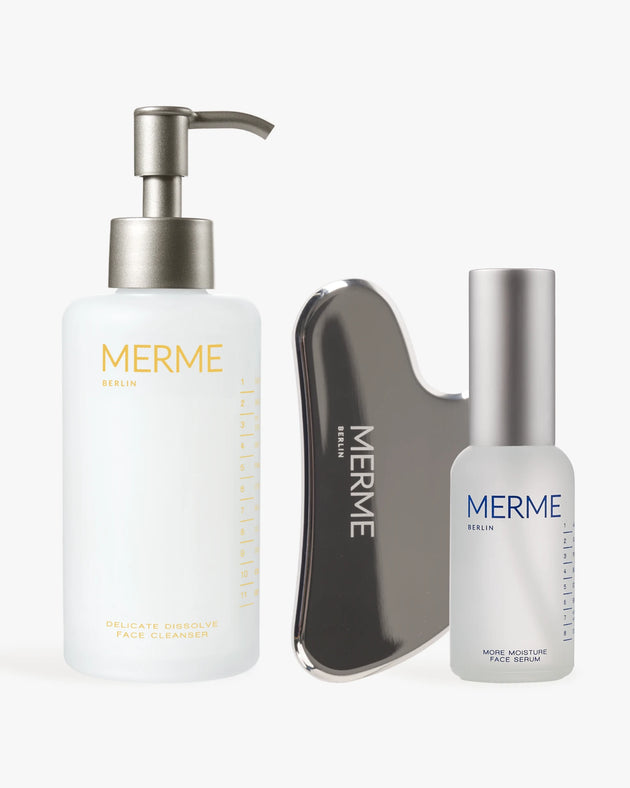 Drei Hautpflege-Essentials für empfindliche Haut: Das Set CLEAN, QUENCH & SCULPT von MERME Berlin besteht aus einem Gesichtsreiniger, einem Hyaluronserum und einem Gua Sha-Werkzeug, die alle auf einem weißen Hintergrund präsentiert werden.
