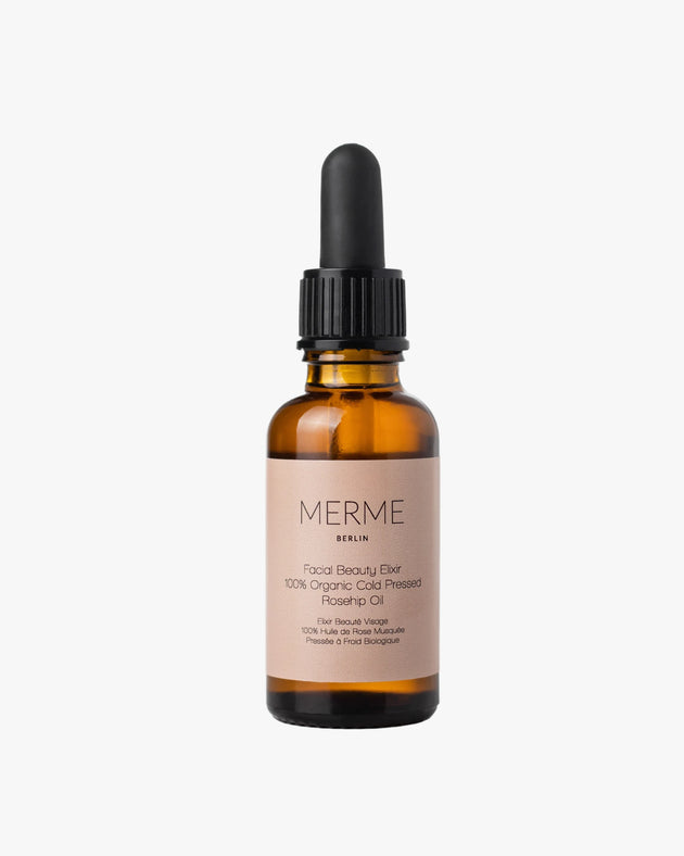 Eine MERME Berlin FACIAL BEAUTY ELIXIR Tropfflasche aus Braunglas mit schwarzem Verschluss steht aufrecht auf weißem Hintergrund. Dieses Gesichtsöl ist reich an Antioxidantien für strahlende Haut.