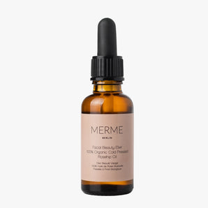 Eine MERME Berlin FACIAL BEAUTY ELIXIR Tropfflasche aus Braunglas mit schwarzem Verschluss steht aufrecht auf weißem Hintergrund. Dieses Gesichtsöl ist reich an Antioxidantien für strahlende Haut.