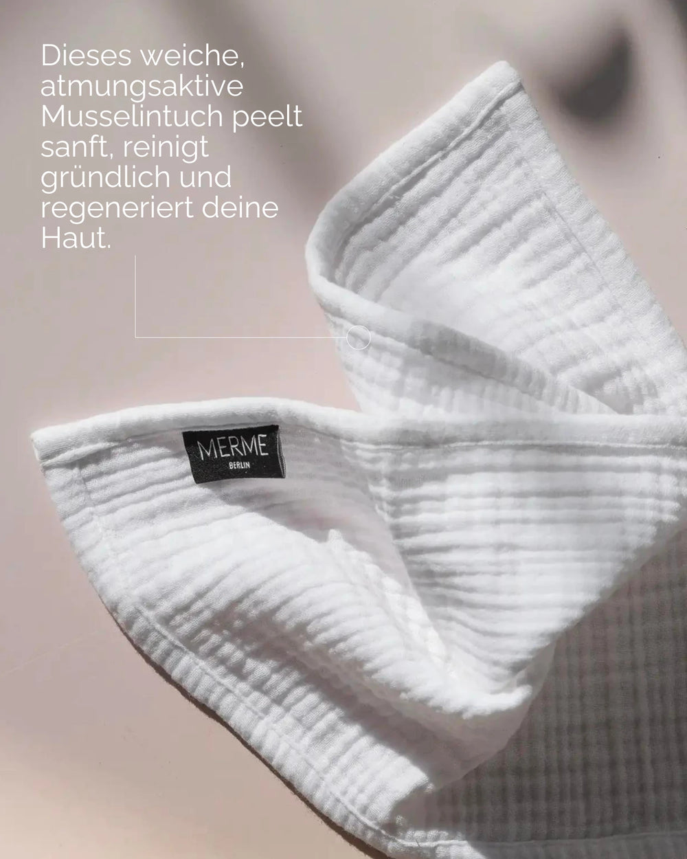 Die 4 x FACIAL CLEANSING CLOTHS von MERME Berlin sind weiße, strukturierte Musselintücher aus natürlicher Baumwolle, die auf einem neutralen Hintergrund abgebildet sind. Der deutsche Text unterstreicht ihre sanften, exfolierenden, atmungsaktiven und hauterneuernden Eigenschaften.