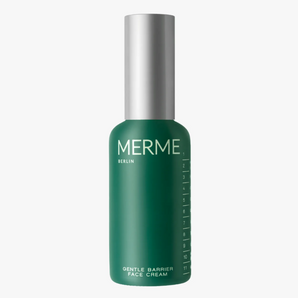 Ein grüner Flakon der MERME Berlin GENTLE BARRIER FACE CREAM mit einer silbernen Kappe steht aufrecht auf einem weißen Hintergrund. Die Creme wurde entwickelt, um die Hautbarriere zu unterstützen und intensive Feuchtigkeit zu spenden.