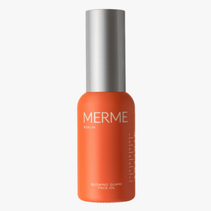 Eine Flasche MERME Berlin GLOWING GUARD FACE OIL mit orangefarbenem Korpus und silberner Kappe steht aufrecht auf weißem Grund, ideal zur Förderung der natürlichen Ausstrahlung und zur Unterstützung der Hautregeneration.
