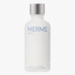 Eine weiße Flasche mit silbernem Deckel mit der Aufschrift „MERME BERLIN“ und „MILKY DROPS FACE MOISTURISER“ und Messmarkierungen an der Seite.