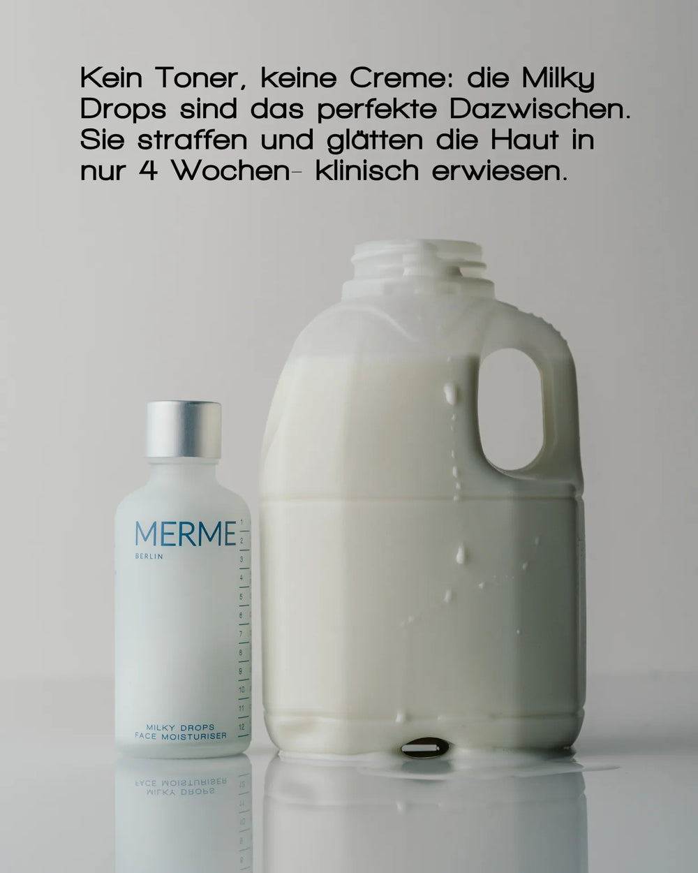 Neben einer Flasche MERME Berlin Milky Drops Face Moisturiser wird ein Glas Milch eingeschenkt. Der deutsche Text neben der Flasche lautet: „Kein Toner, keine Creme: die Milky Drops sind das perfekte Dazwischen.“.