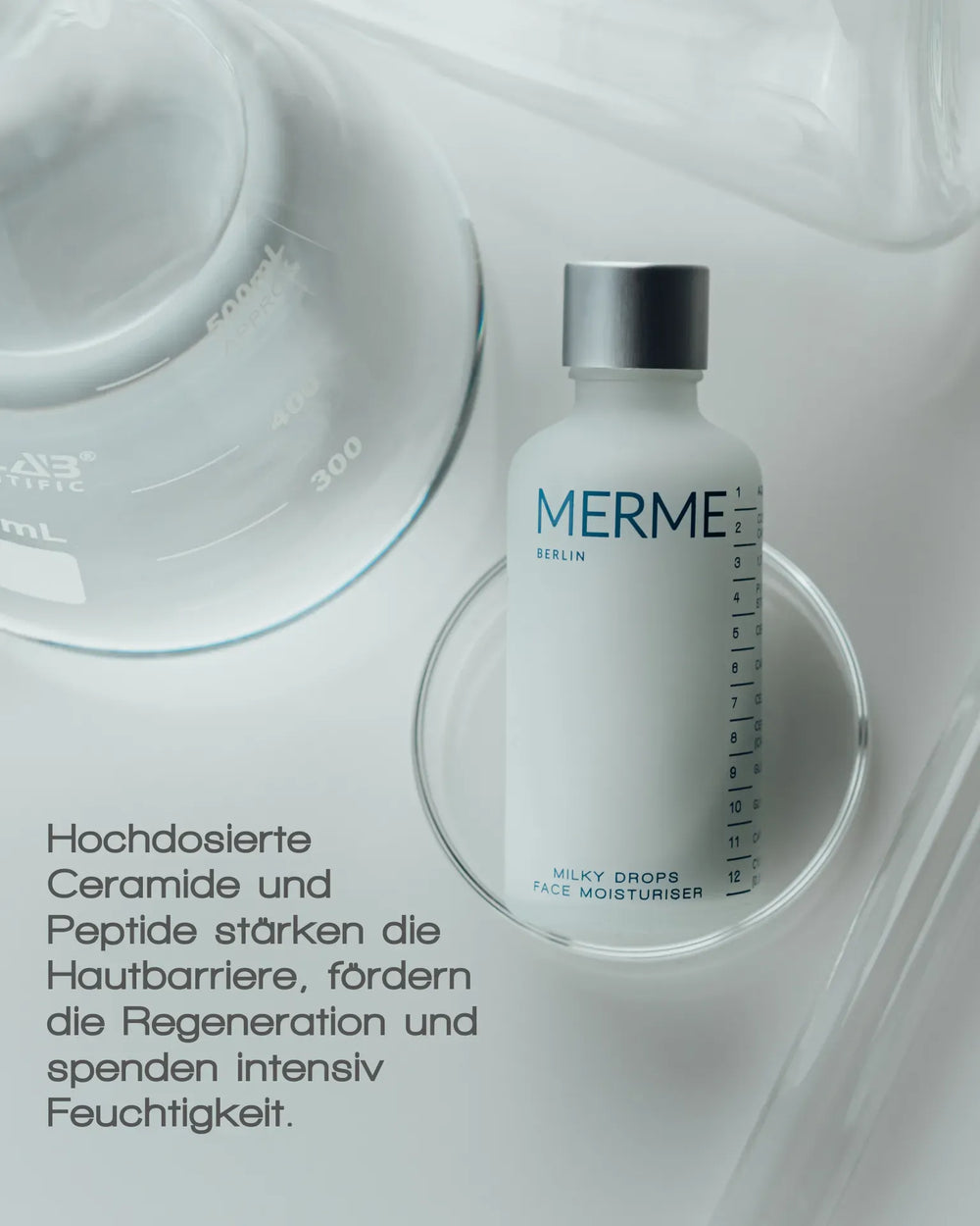 Hochdosierte Ceramide und Peptide stärken die Hautbarriere, fördern die Regeneration und spenden intensiv Feuchtigkeit.