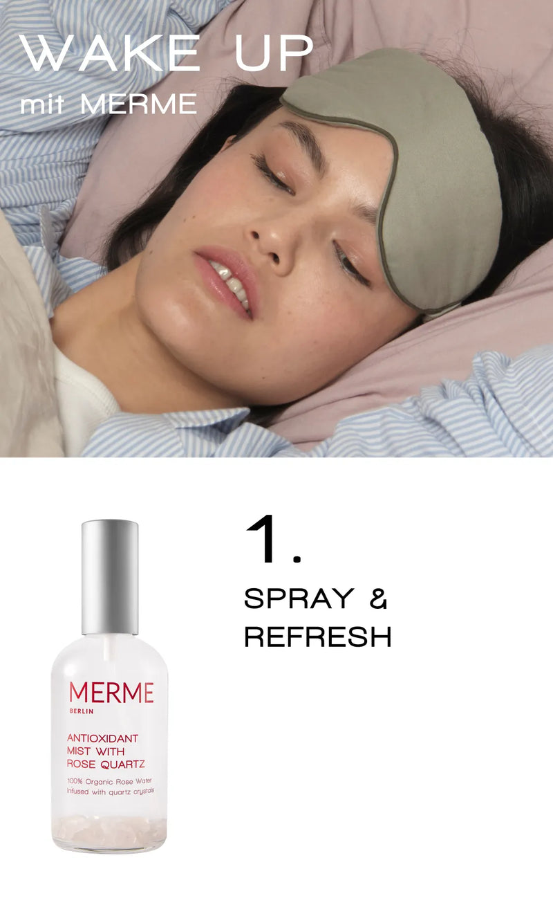 Eine Frau mit einer grauen Schlafmaske auf der Stirn liegt im Bett. Darunter ist eine Flasche MERME Antioxidant Mist mit Rosenquarz mit dem Text „1. SPRAY & REFRESH“ abgebildet.