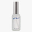 Eine Milchglasflasche MERME Berlin MORE MOISTURE FACE SERUM mit mattsilbernem Deckel und minimalistischem blauen Text auf der Vorderseite vor einem schlichten weißen Hintergrund.