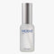 Eine Milchglasflasche MERME Berlin MORE MOISTURE FACE SERUM mit mattsilbernem Deckel und minimalistischem blauen Text auf der Vorderseite vor einem schlichten weißen Hintergrund.
