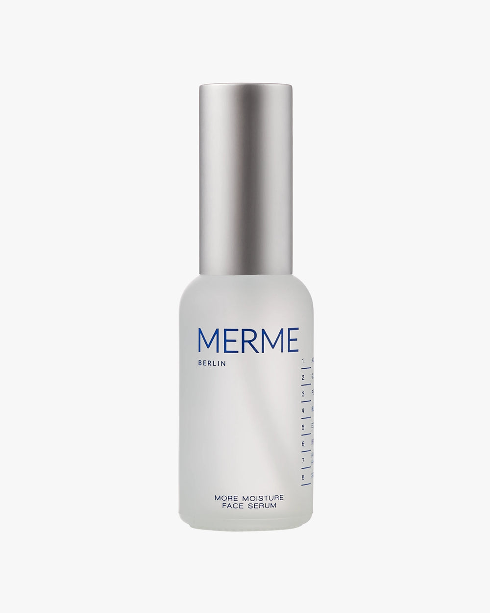 Eine Milchglasflasche MERME Berlin MORE MOISTURE FACE SERUM mit mattsilbernem Deckel und minimalistischem blauen Text auf der Vorderseite vor einem schlichten weißen Hintergrund.