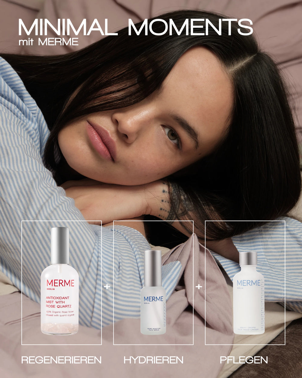 Eine Frau mit langen dunklen Haaren liegt auf einem gestreiften Kissen. Unter ihr stehen drei Flaschen MERME Berlin MORE MOISTURE FACE SERUM mit Ectoin und Hyaluronsäure. Der Text lautet: „MINIMAL MOMENTS mit MERME.“.