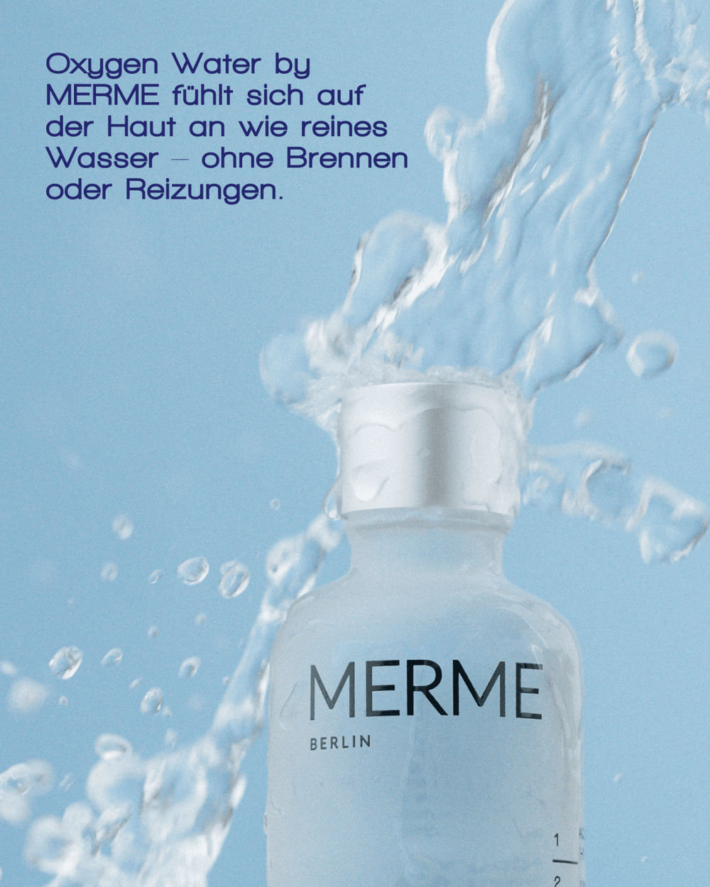 Eine durchsichtige Flasche mit der Aufschrift "MERME Berlin" ist mit Wasser auf einem hellblauen Hintergrund bespritzt. Darüber steht in deutscher Sprache OXYGEN WATER BY MERME's Sauerstoff-Microbubble-Technologie für reine, reizfreie Haut, wie sie von MERME Berlin beworben wird.