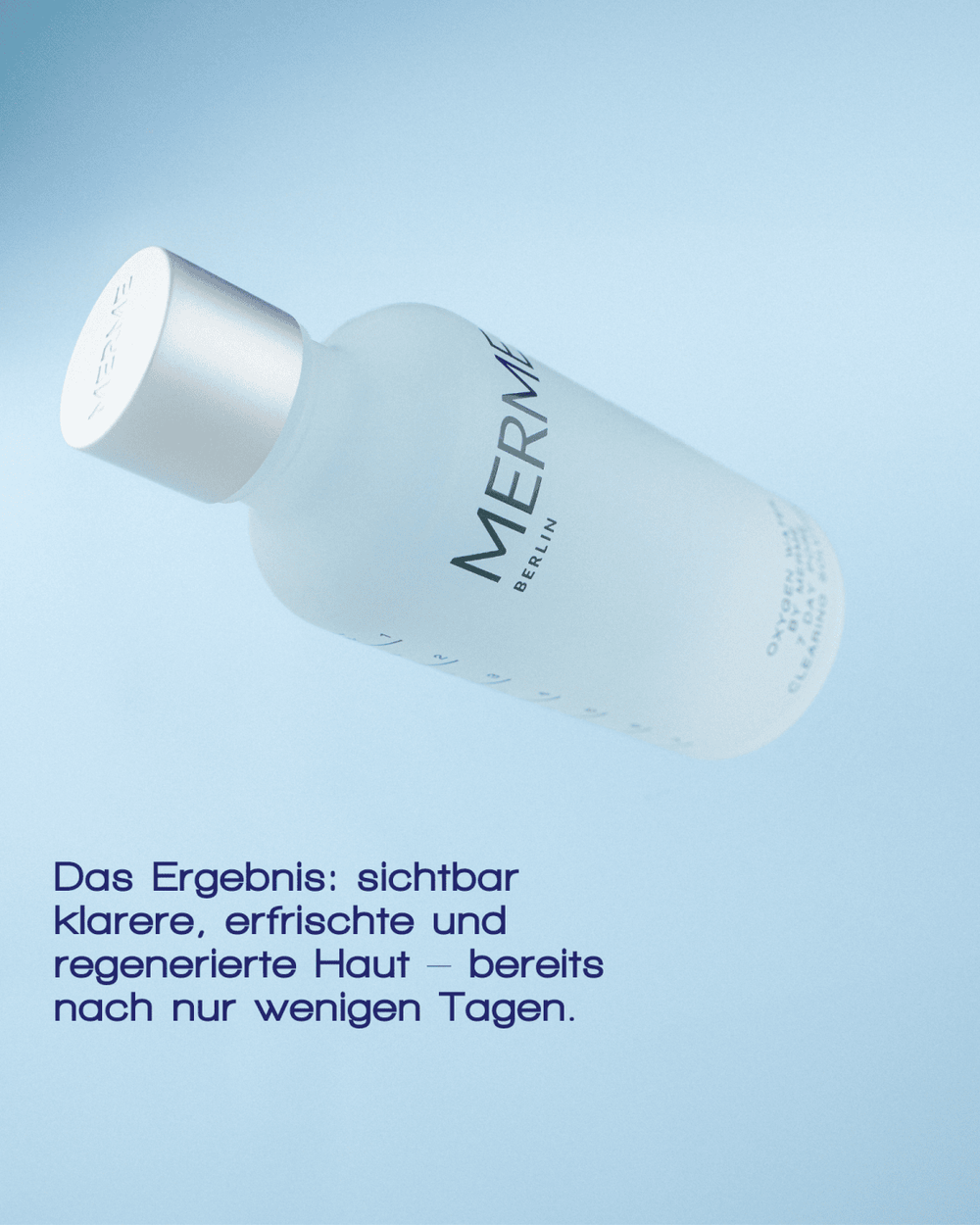 Eine gefrostete Flasche mit der Aufschrift "MERME Berlin" schwebt vor einem hellblauen Hintergrund. Der deutsche Text hebt OXYGEN WATER BY MERME mit Sauerstoff-Microbubble-Technologie für eine klarere, erfrischte Haut in nur wenigen Tagen hervor.
