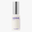 Eine weiße Flasche MERME Berlin PORE & LINE REFINE FACE SERUM mit silbernem Deckel, minimalistischem violettem Text und Messmarkierungen steht vor einem schlichten weißen Hintergrund.