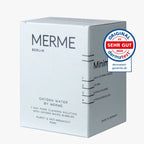 Eine weiße Schachtel MERME Berlin Oxygen Water Pore Clearing Solution (4 Wochen) (TikTok), mit Sauerstoff-Microbubble-Technologie, einem "Sehr Gut"-Dermatestsiegel und einer Verpackung mit aufgelisteten Inhaltsstoffen.