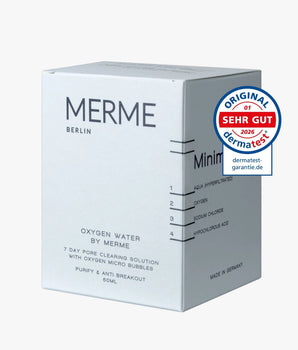 Eine weiße Schachtel MERME Berlin Oxygen Water Pore Clearing Solution (4 Wochen) (TikTok), mit Sauerstoff-Microbubble-Technologie, einem "Sehr Gut"-Dermatestsiegel und einer Verpackung mit aufgelisteten Inhaltsstoffen.