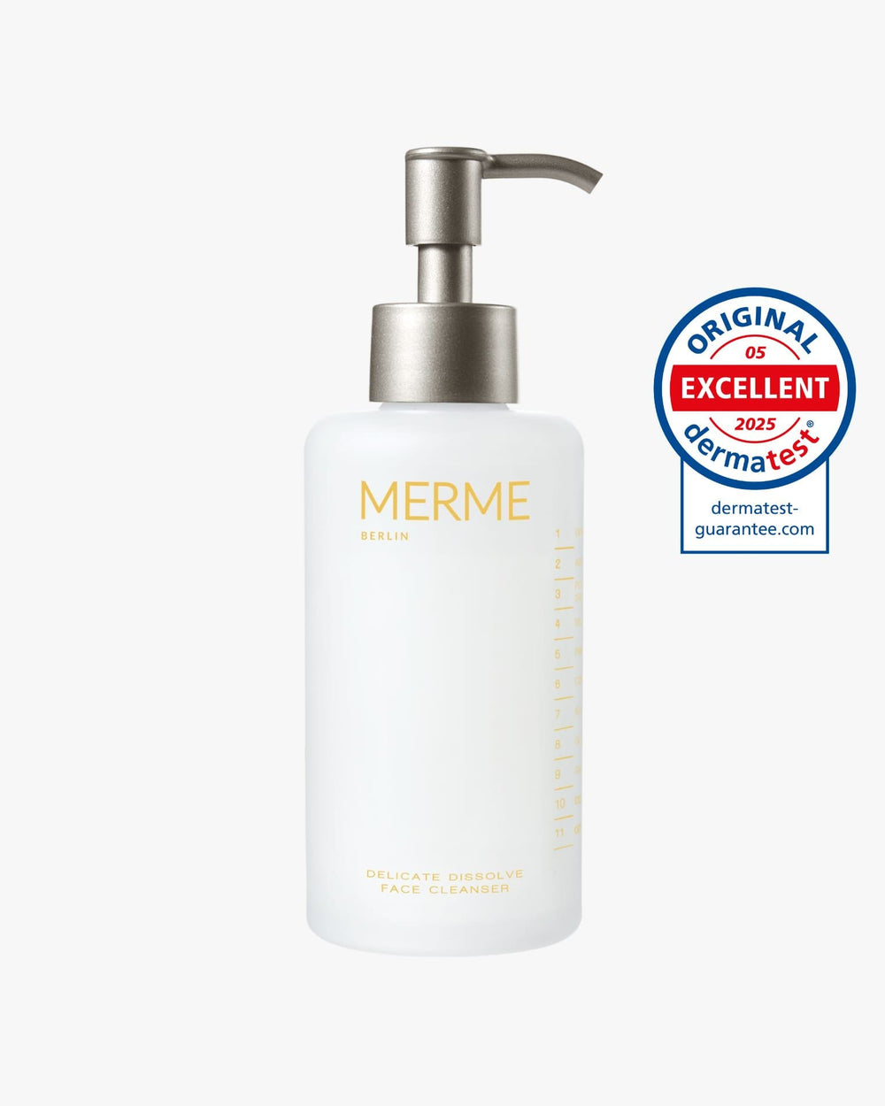 Eine weiße Pumpflasche mit der Aufschrift "MERME Berlin Hydrate by Day, Clarify by Night" steht neben einem blau-roten Dermatest-Siegel mit dem Prädikat "Sehr Gut" 2025 - perfekt für empfindliche Haut und Ihre 4-Schritte-Routine.