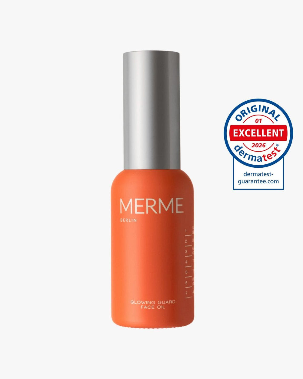 Eine orangefarbene Flasche von MERME Berlins "Hydrate. Verjüngen. Glow: Organically" mit silbernem Verschluss steht neben einem runden blau-roten Dermatest-Siegel mit der Aufschrift "Original Sehr Gut 2026 dermatest-garantie.de".