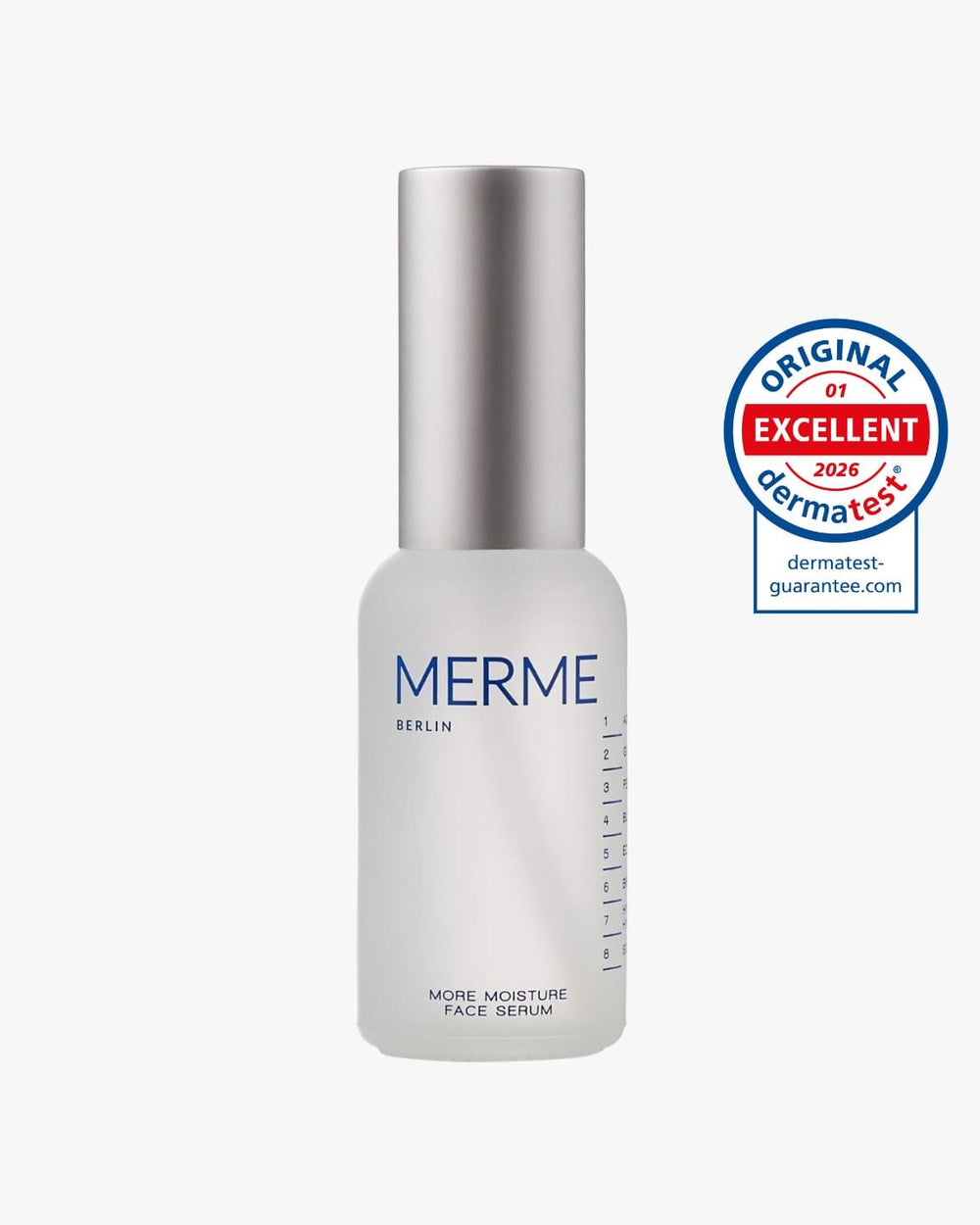 Eine Milchglasflasche mit der Aufschrift "MERME Berlin Maximum Hydration Duo" und einer silbernen Kappe steht neben einer runden blau-rot-weißen Plakette "Dermatest Sehr Gut 2026".