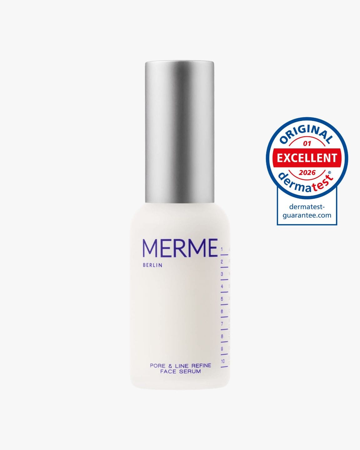 Eine weiße Flasche MERME Berlin Prime. Verfeinern. Siegel. Serum mit silbernem Verschluss ist neben einem Dermatest-Siegel "SEHR GUT" (2026) abgebildet, das auf die dermatologische Zulassung zur Verbesserung der Hautstruktur und Verfeinerung der Poren hinweist.