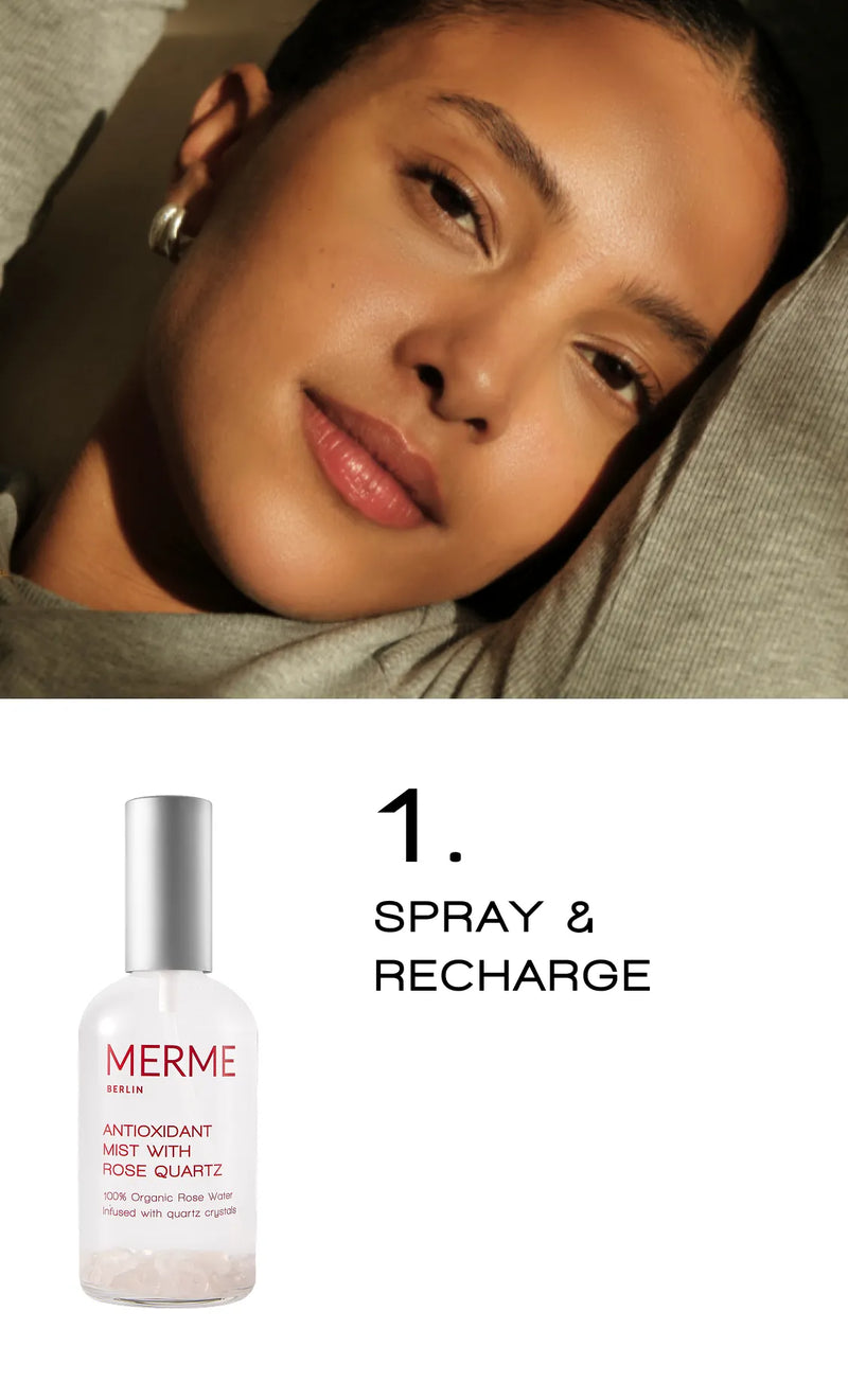 Eine Frau mit glatter, strahlender Haut liegt auf einer strukturierten Oberfläche über einem Abschnitt, auf dem eine Flasche MERME Antioxidant Mist mit Rosenquarz und der Text „1. SPRAY & RECHARGE“ zu sehen sind.