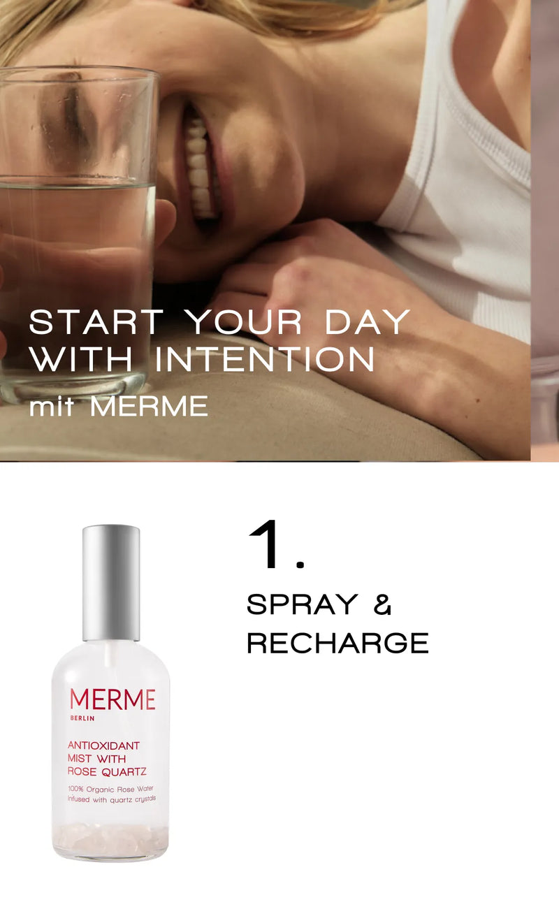 Eine lächelnde Person in einem weißen Tanktop hält ein Glas Wasser. Der Text lautet: „START YOUR DAY WITH INTENTION mit MERME.“ Darunter ein Bild von MERME Antioxidant Mist mit Rosenquarz und den Worten „1. SPRAY & RECHARGE.“.