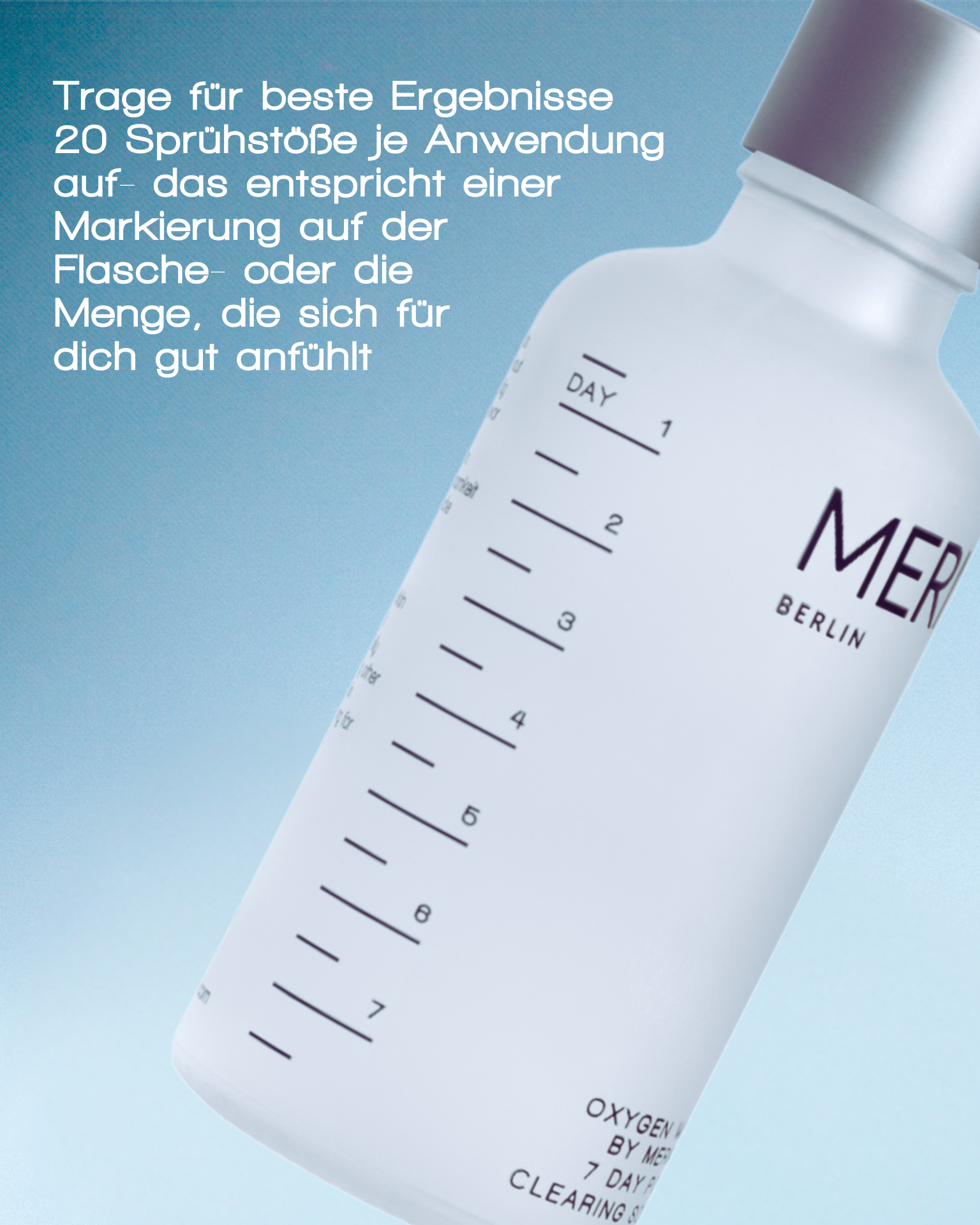 Nahaufnahme der OXYGEN WATER BY MERME Sprühflasche von MERME Berlin mit Messmarkierungen und deutschem Text zur optimalen Porenreinigung mit Sauerstoff-Microbubble-Technologie vor einem blauen Hintergrund mit Farbverlauf.