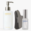 Drei Hautpflege-Essentials für empfindliche Haut: Das Set CLEAN, QUENCH & SCULPT von MERME Berlin besteht aus einem Gesichtsreiniger, einem Hyaluronserum und einem Gua Sha-Werkzeug, die alle auf einem weißen Hintergrund präsentiert werden.