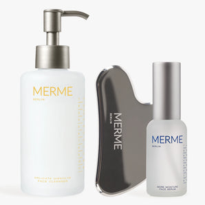 Drei Hautpflege-Essentials für empfindliche Haut: Das Set CLEAN, QUENCH & SCULPT von MERME Berlin besteht aus einem Gesichtsreiniger, einem Hyaluronserum und einem Gua Sha-Werkzeug, die alle auf einem weißen Hintergrund präsentiert werden.