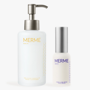 Das Pflege-Duo CLEANSE & CLARIFY von MERME Berlin: ein sanfter Gesichtsreiniger für empfindliche Haut und ein Niacinamid-Serum zur Verfeinerung der Poren, beide in eleganten weißen Flaschen mit silbernen Details.