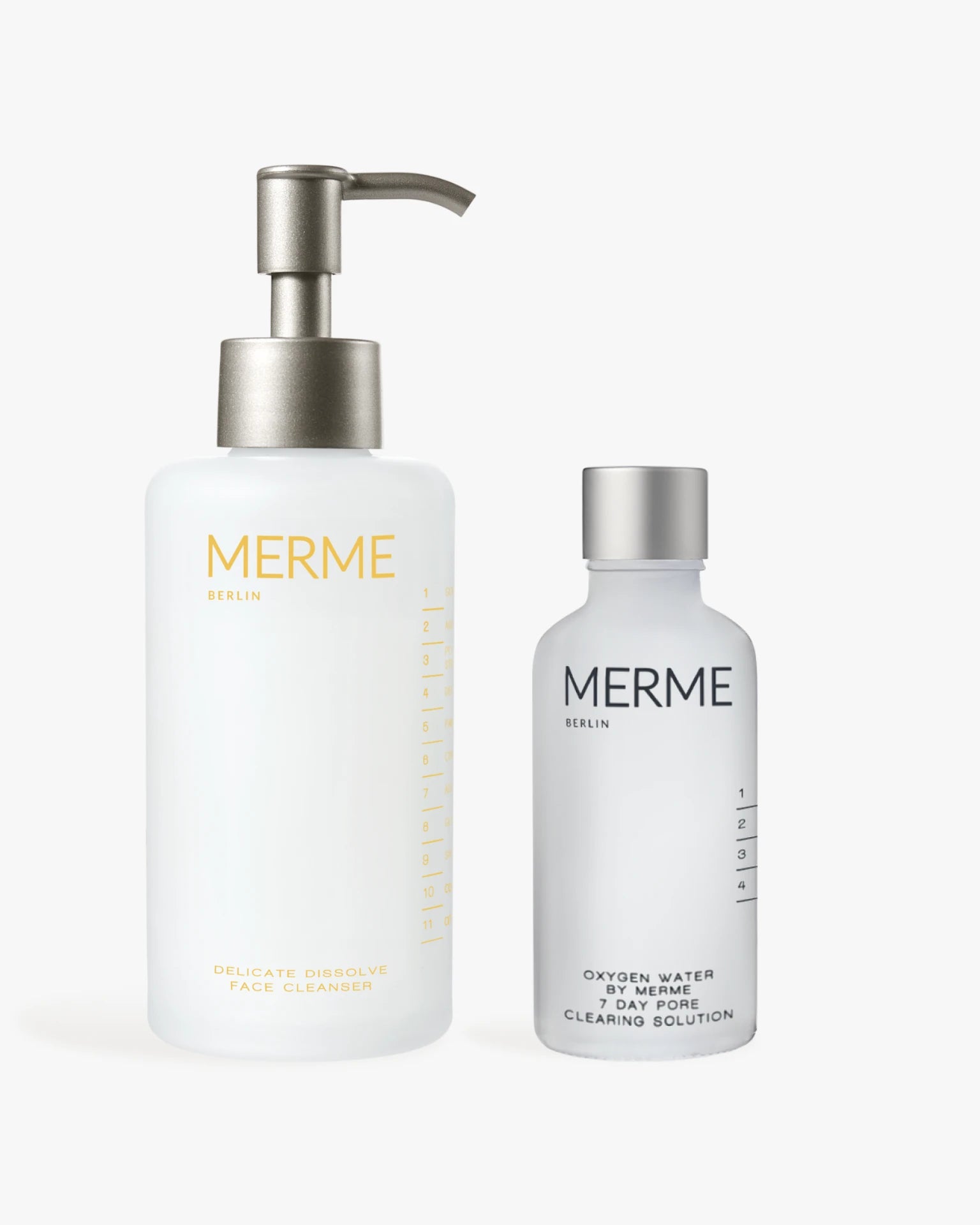 Zwei MERME Berlin Hautpflegeprodukte - CLEANSE & CLEAR: eine weiße Pumpflasche Reinigungsmittel und eine kleinere gefrostete Flasche Porenlösung - sind auf weißem Hintergrund abgebildet.