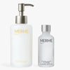 Zwei MERME Berlin Hautpflegeprodukte - CLEANSE & CLEAR: eine weiße Pumpflasche Reinigungsmittel und eine kleinere gefrostete Flasche Porenlösung - sind auf weißem Hintergrund abgebildet.