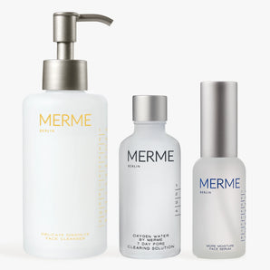 Drei MERME Berlin CLEANSE, HYDRATE & CLEAR Produkte sind auf weißem Hintergrund abgebildet: eine Pumpflasche, eine Flasche und eine kleine Flasche.