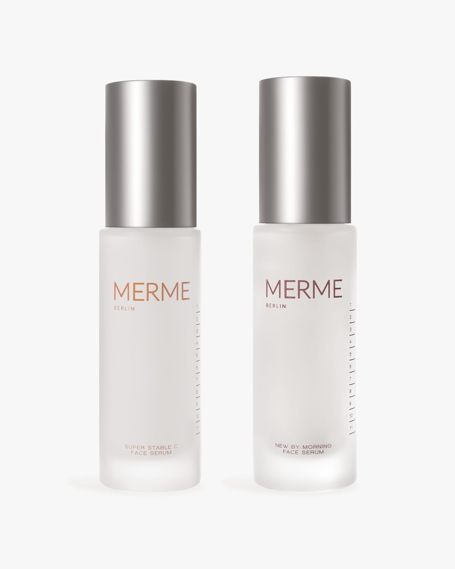 Zwei Milchglasflaschen mit silbernen Kappen und der Aufschrift "MERME Berlin Day & Night Duo" stehen aufrecht auf einem weißen Hintergrund. Eine Flasche ist für den Tag ("Super Stable C Face Serum") und die andere für die Nacht ("New By Morning Face Serum").