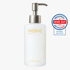 Eine weiße Pumpflasche mit der Aufschrift "MERME Berlin Delicate Dissolve Face Cleanser" steht neben einem runden blau-roten Dermatest-Siegel mit der Aufschrift "Sehr Gut 2025" und "Original dermatest-garantie.de" auf weißem Hintergrund.