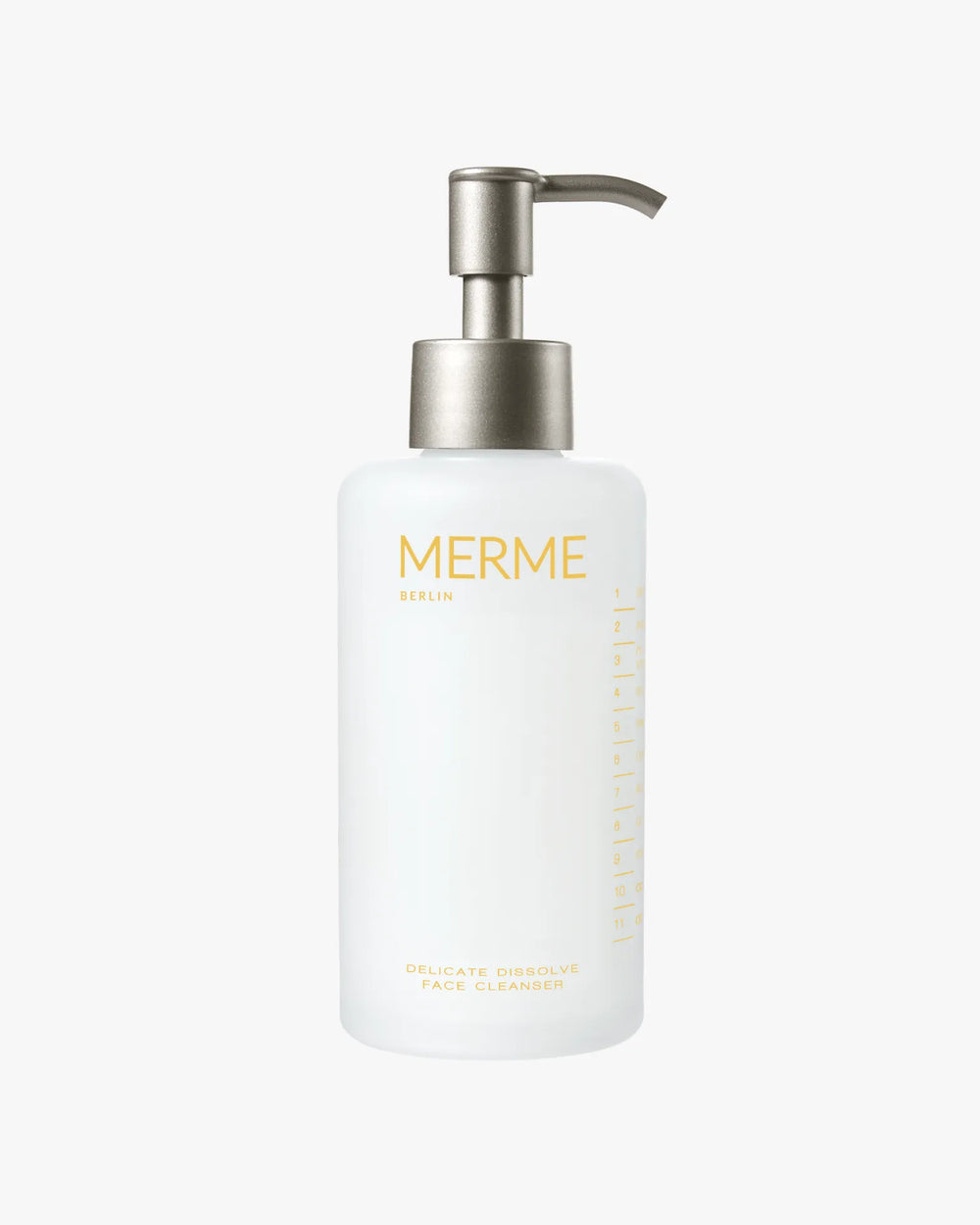 Eine weiße Flasche mit einer silbernen Pumpe und der goldenen Aufschrift "MERME Berlin" enthält den DELICATE DISSOLVE FACE CLEANSER. Dieses minimalistische, moderne Design bietet eine sanfte Reinigung, die ideal für empfindliche Haut ist, und ist auf einem schlichten weißen Hintergrund abgebildet.