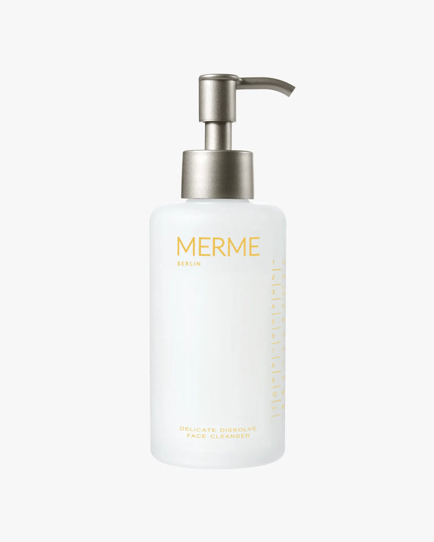 Eine weiße Flasche mit einer silbernen Pumpe und der goldenen Aufschrift "MERME Berlin" enthält den DELICATE DISSOLVE FACE CLEANSER. Dieses minimalistische, moderne Design bietet eine sanfte Reinigung, die ideal für empfindliche Haut ist, und ist auf einem schlichten weißen Hintergrund abgebildet.