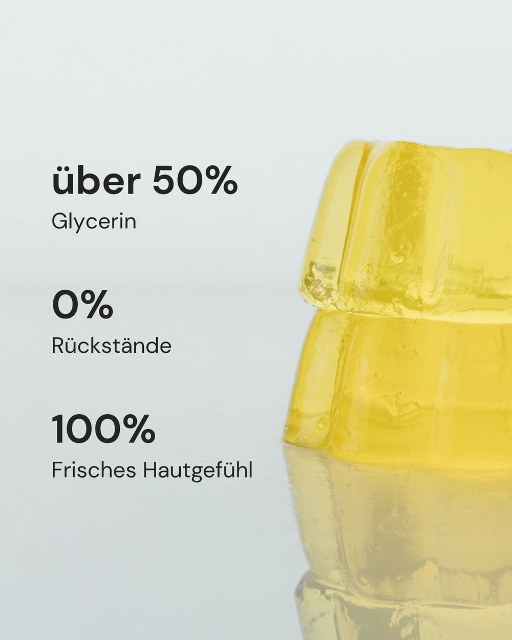 Zwei gelb-transluzente Delicate Dissolve Face Cleanser Bars von MERME Berlin sind auf einer reflektierenden Oberfläche gestapelt. Der Text in deutscher Sprache hebt hervor: "über 50% Glycerin, 0% Rückstände, 100% Frisches Hautgefühl" für sensible Haut und intensive Feuchtigkeit.