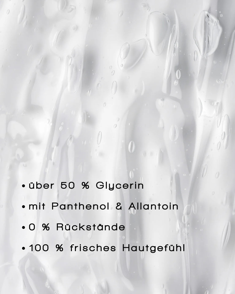 Auf einer glänzenden, nassen Oberfläche steht: MERME Berlin DELICATE DISSOLVE FACE CLEANSER - über 50 % Glycerin - sanfte Reinigung für empfindliche Haut - keine Rückstände, nur 100 % frisches Hautgefühl.