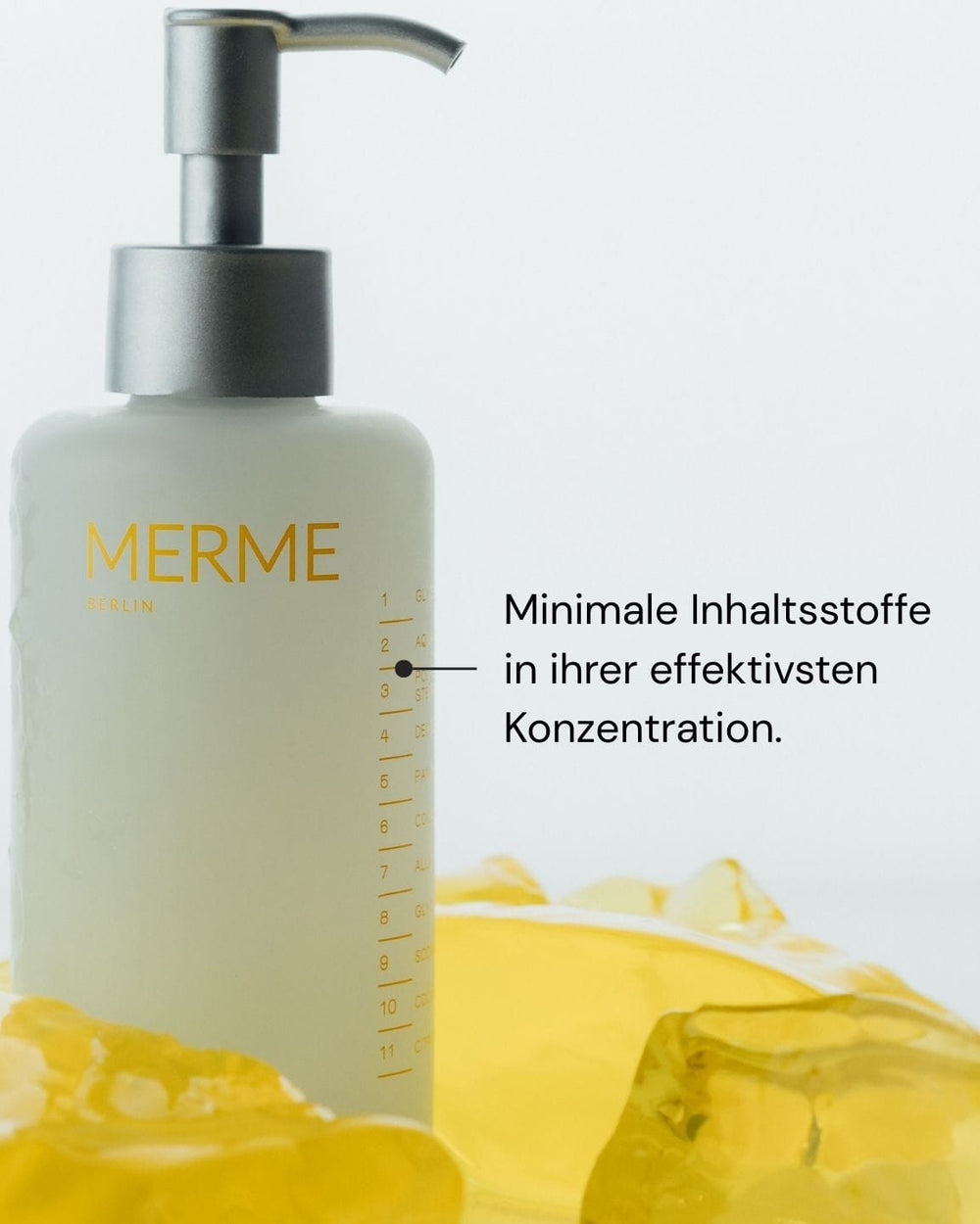 Eine Flasche MERME Berlin Delicate Dissolve Face Cleanser mit einer Pumpe steht auf einer gelben, durchsichtigen Oberfläche. Auf dem Etikett steht: "Minimale Inhaltsstoffe in ihrer effektivsten Konzentration", ideal für die Hydratation und empfindliche Haut.