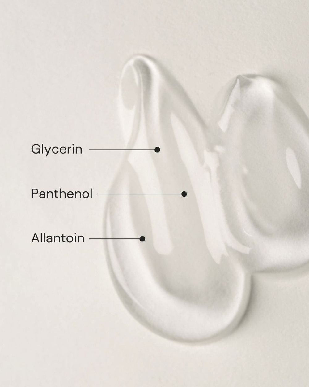 Eine Nahaufnahme des Delicate Dissolve Face Cleanser von MERME Berlin auf einer hellen Fläche mit drei beschrifteten Punkten: Glycerin im oberen Bereich, Panthenol in der Mitte und Allantoin im unteren Bereich - ideal für empfindliche Haut und für die Tiefenhydration.