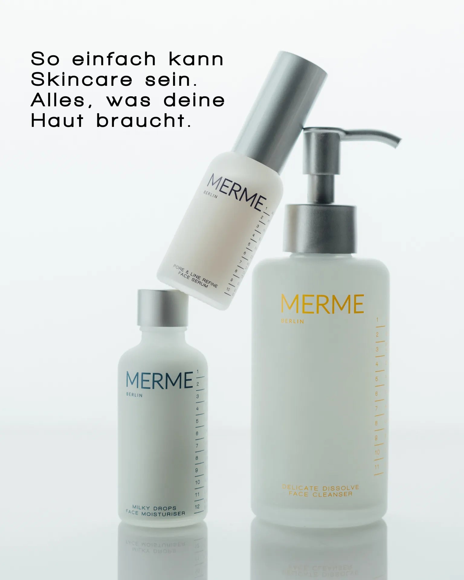 Der MERME Berlin DELICATE DISSOLVE FACE CLEANSER erscheint mit anderen Hautpflegeprodukten - Pumpflasche, Tropfer und Spray - vor einem hellen Hintergrund. Darüber steht in deutscher Sprache: "So einfach kann Skincare sein. Perfekt für sanfte Reinigung und empfindliche Haut.