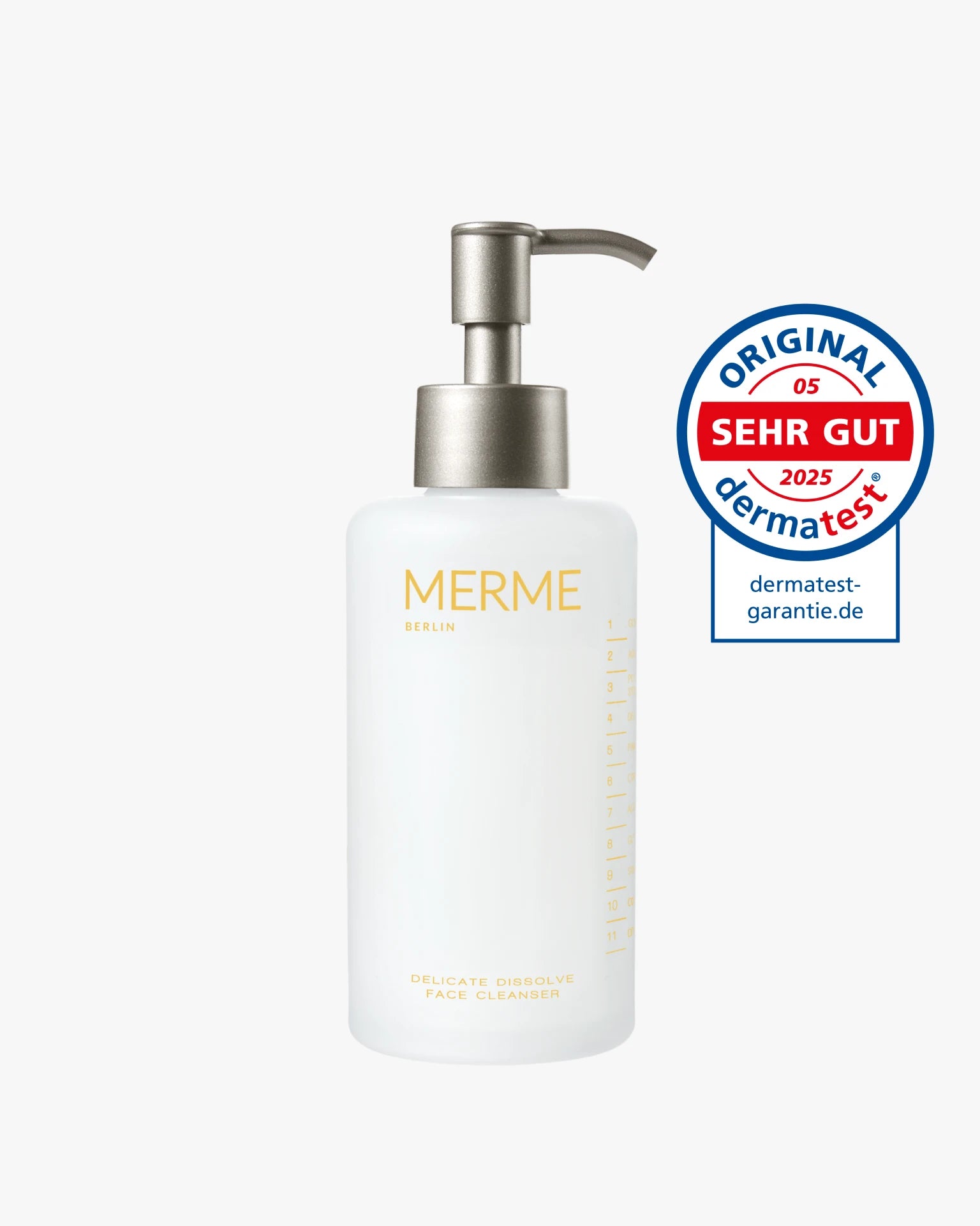 Eine weiße Pumpflasche mit der Aufschrift "MERME Berlin DELICATE DISSOLVE FACE CLEANSER" steht neben einer blau-roten Plakette "Original dermatest 2025 Sehr Gut" - dank der feuchtigkeitsspendenden Formel ideal für empfindliche Haut.
