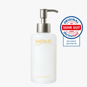 Eine weiße Pumpflasche mit der Aufschrift "MERME Berlin DELICATE DISSOLVE FACE CLEANSER" steht neben einer blau-roten Plakette "Original dermatest 2025 Sehr Gut" - dank der feuchtigkeitsspendenden Formel ideal für empfindliche Haut.