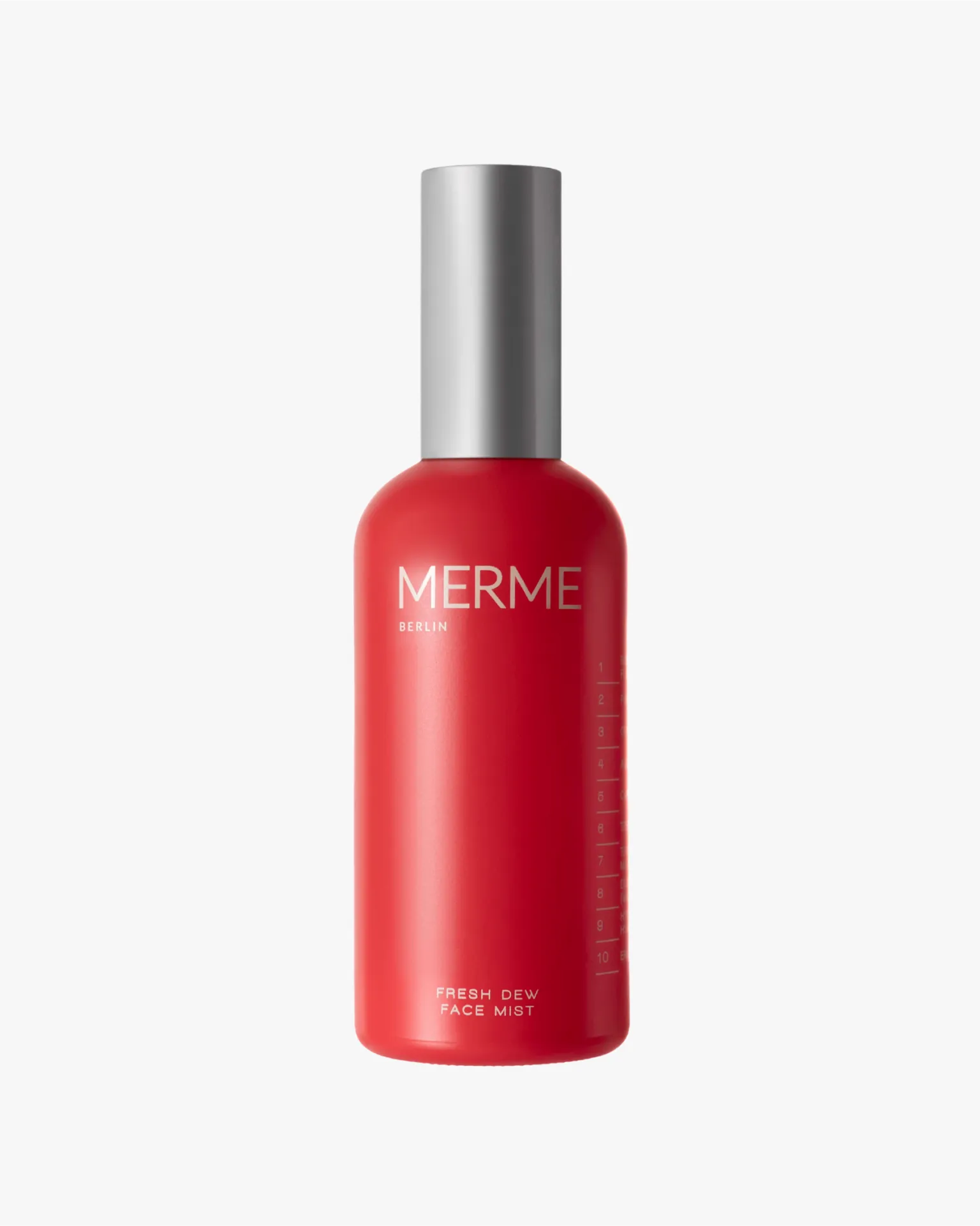 Eine rote Flasche mit der Aufschrift "MERME Berlin" und einem silbernen Verschluss enthält FRESH DEW FACE MIST. Sein minimalistisches Design mit Text und Messmarkierungen sorgt für einen natürlichen Glanz.