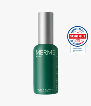 Ein grüner Flakon der MERME Berlin Gentle Barrier Face Cream mit silbernem Verschluss steht neben einem runden "Dermatest Sehr Gut 2026"-Siegel, das den intensiven Feuchtigkeits- und Barriereschutz der Haut hervorhebt.
