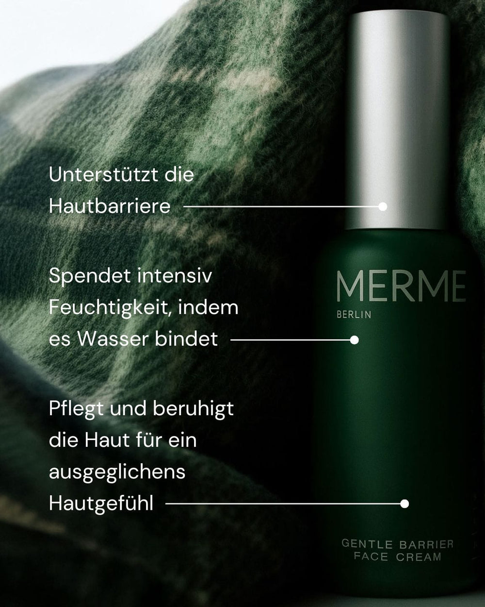 Eine dunkelgrüne Flasche der MERME Berlin Gentle Barrier Face Cream steht auf einem grün gemusterten Stoff. Der deutsche Text hebt die Vorteile der Creme hervor: Sie unterstützt die Hautbarriere, spendet Feuchtigkeit und beruhigt die Haut, um sie ins Gleichgewicht zu bringen.