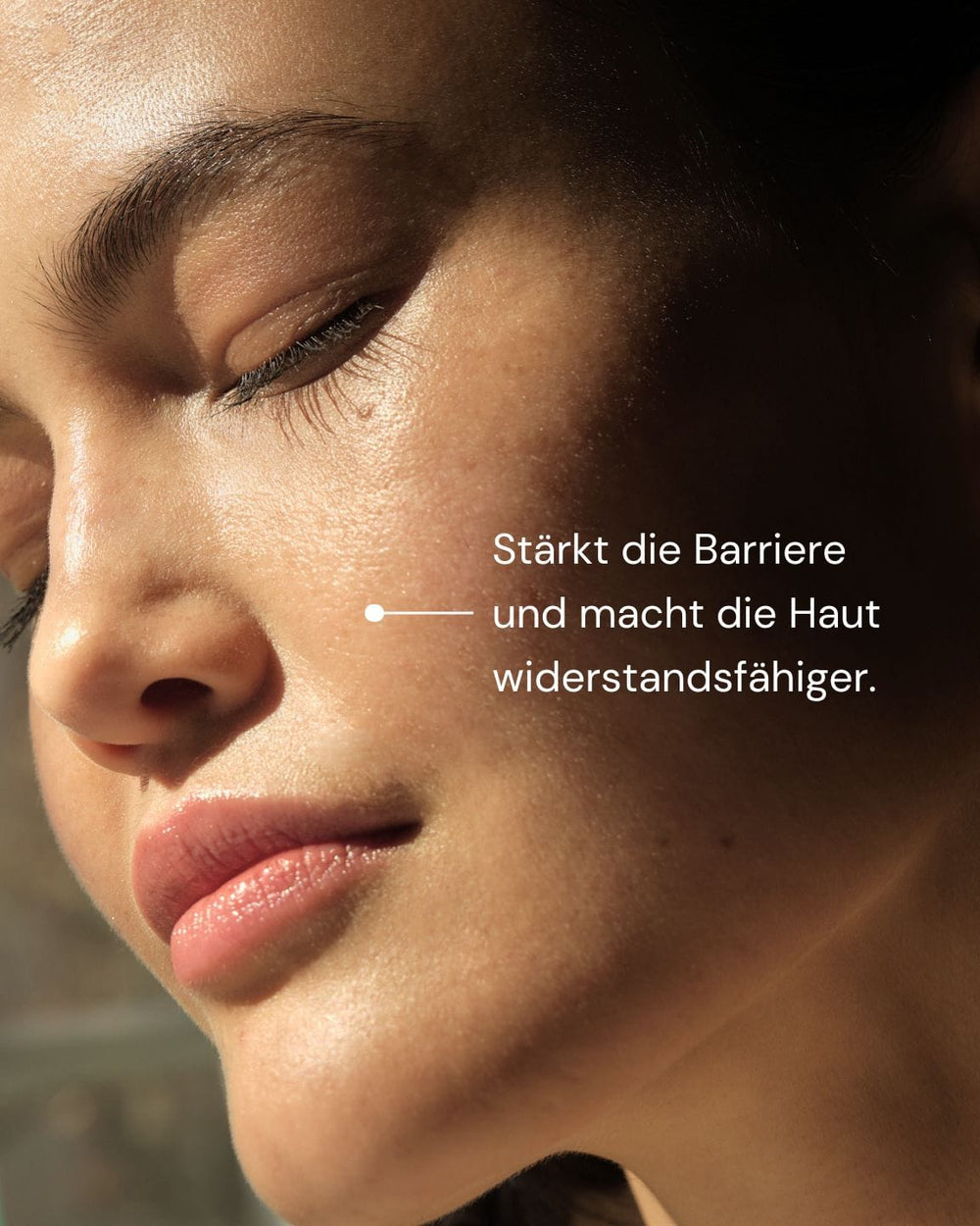 Nahaufnahme eines strahlenden Frauengesichts im weichen Sonnenlicht. Deutscher Text: "MERME Berlin Gentle Barrier Face Cream stärkt die Hautbarriere und spendet intensive Feuchtigkeit für widerstandsfähigere Haut.